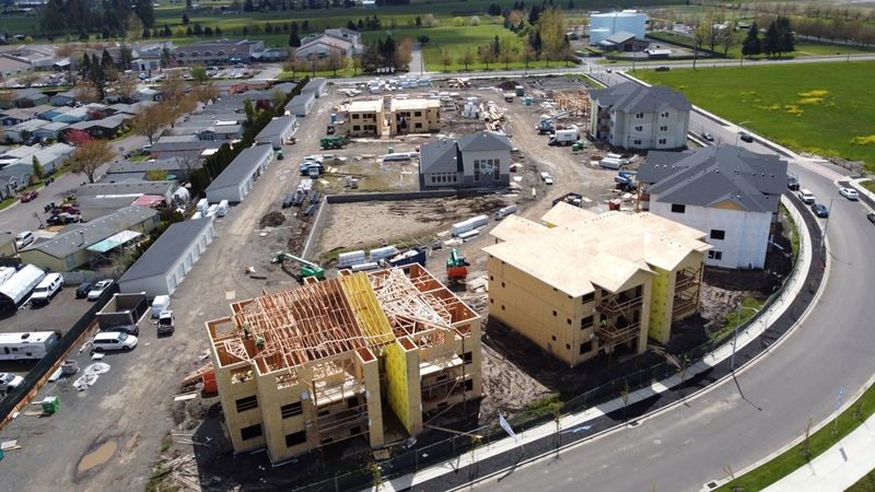SMITH CREEK APARTMENTS Top Feature Photo 2